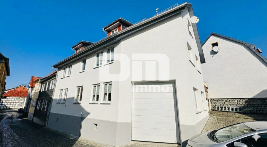 Vollständig kernsaniertes / neu erstelltes EFH in zentraler Lage mit 2 Garagen - Seitenansicht / KI fertig gestellt generiert